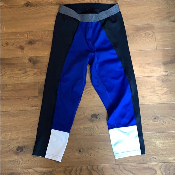 Butt flattering Athleta Capri leggings - Picture 8 of 10